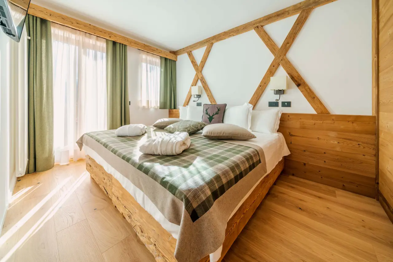 Camina Suite & Spa in Cortina d'Ampezzo – Geräumiges Doppelzimmer mit Holzelementen | Wellnesshotel Dolomiten