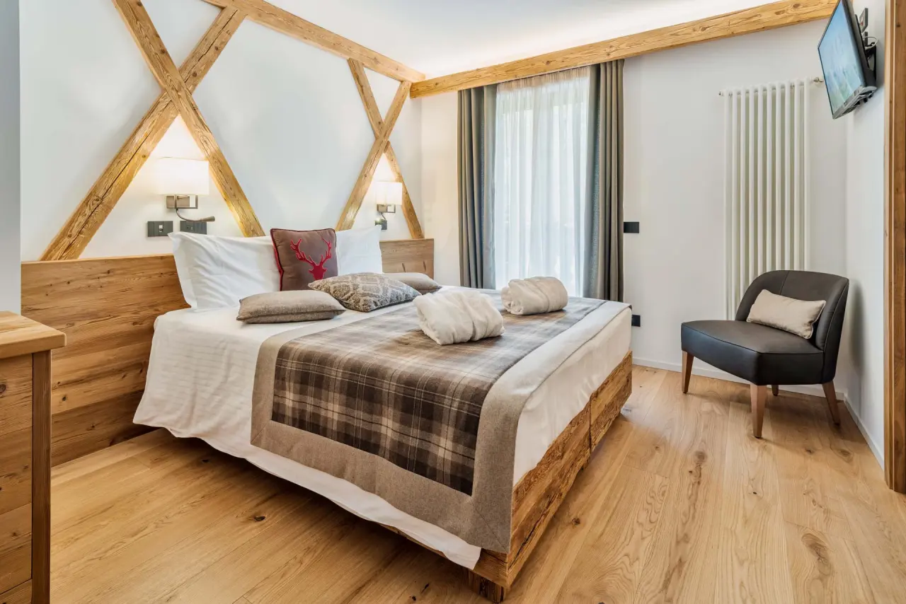 Camina Suite & Spa in Cortina d'Ampezzo – Komfortables Hotelzimmer mit Doppelbett | Wellnesshotel Dolomiten