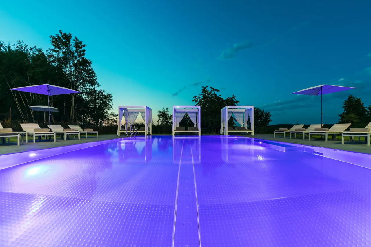 Romantik Hotel Schwanefeld & Spa in Meerane – Weitläufiger Außenpoolbereich bei Nacht | Wellnesshotel Sachsen