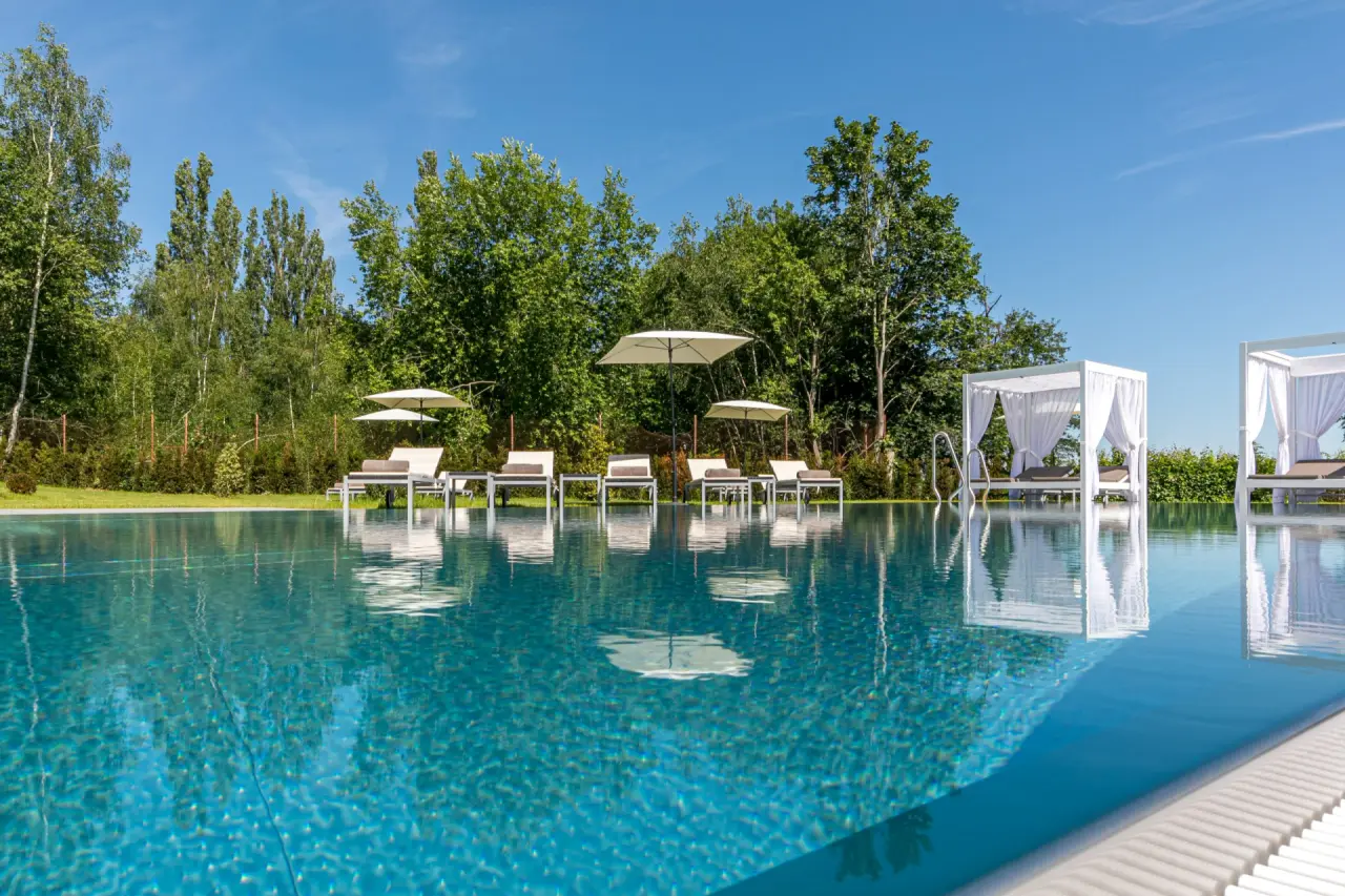 Romantik Hotel Schwanefeld & Spa in Meerane – Außenpool mit Liegen und Cabanas im Grünen | Wellnesshotel Sachsen