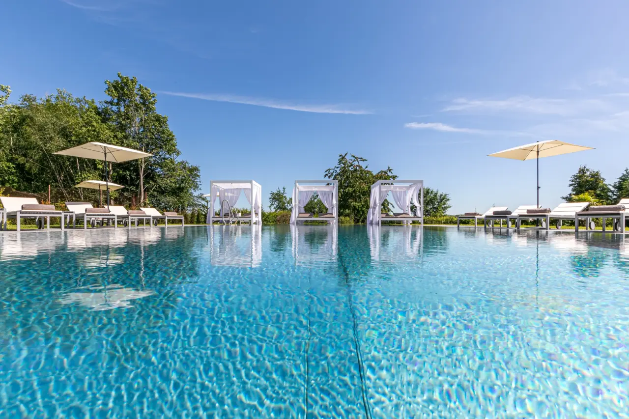 Romantik Hotel Schwanefeld & Spa in Meerane – Infinity-Außenpool mit Cabanas und Liegen | Wellnesshotel Sachsen