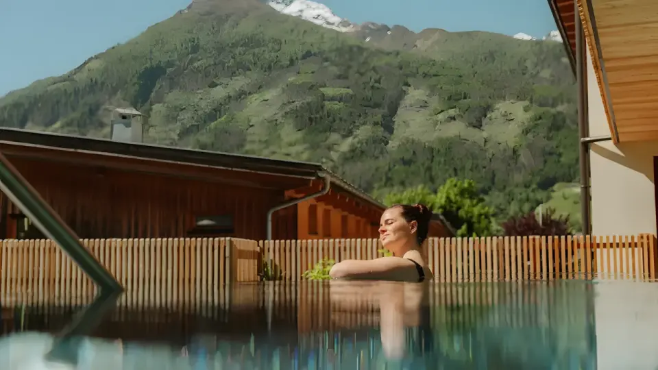 Naturhotel Outside in Matrei in Osttirol – Beheizter Infinity-Außenpool mit Bergblick | Wellnesshotel Osttirol