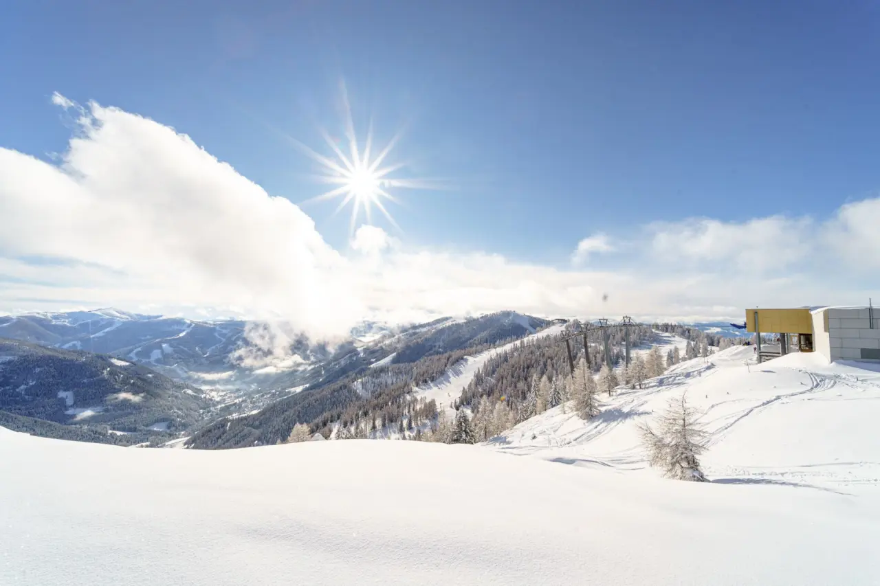 Hotel GUT Trattlerhof & Chalets in Bad Kleinkirchheim – Panoramablick auf verschneite Skipisten und Berge | Wellnesshotel Kärnten
