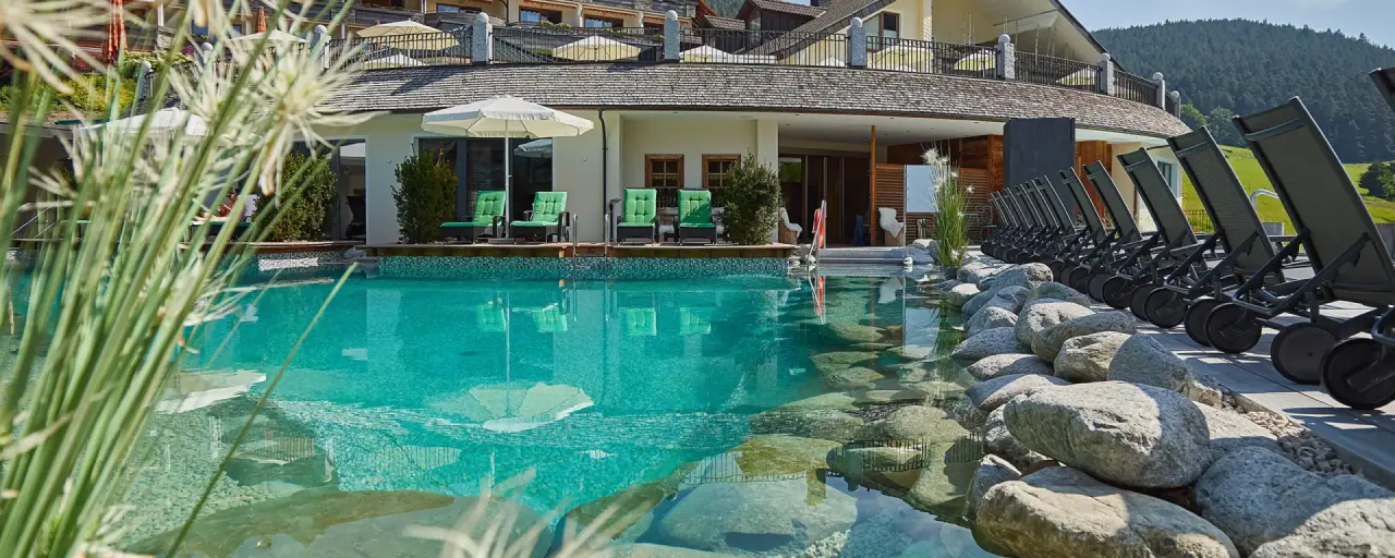 Heselbacher Hof in Baiersbronn – Detailansicht des Poolrands mit natürlicher Gestaltung | Wellnesshotel Schwarzwald