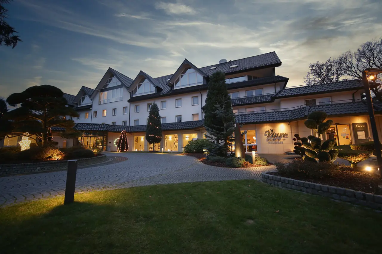 l’Arrivée HOTEL & SPA in Dortmund – Beleuchtete Hotelfassade bei Dämmerung | Wellnesshotel Ruhrgebiet