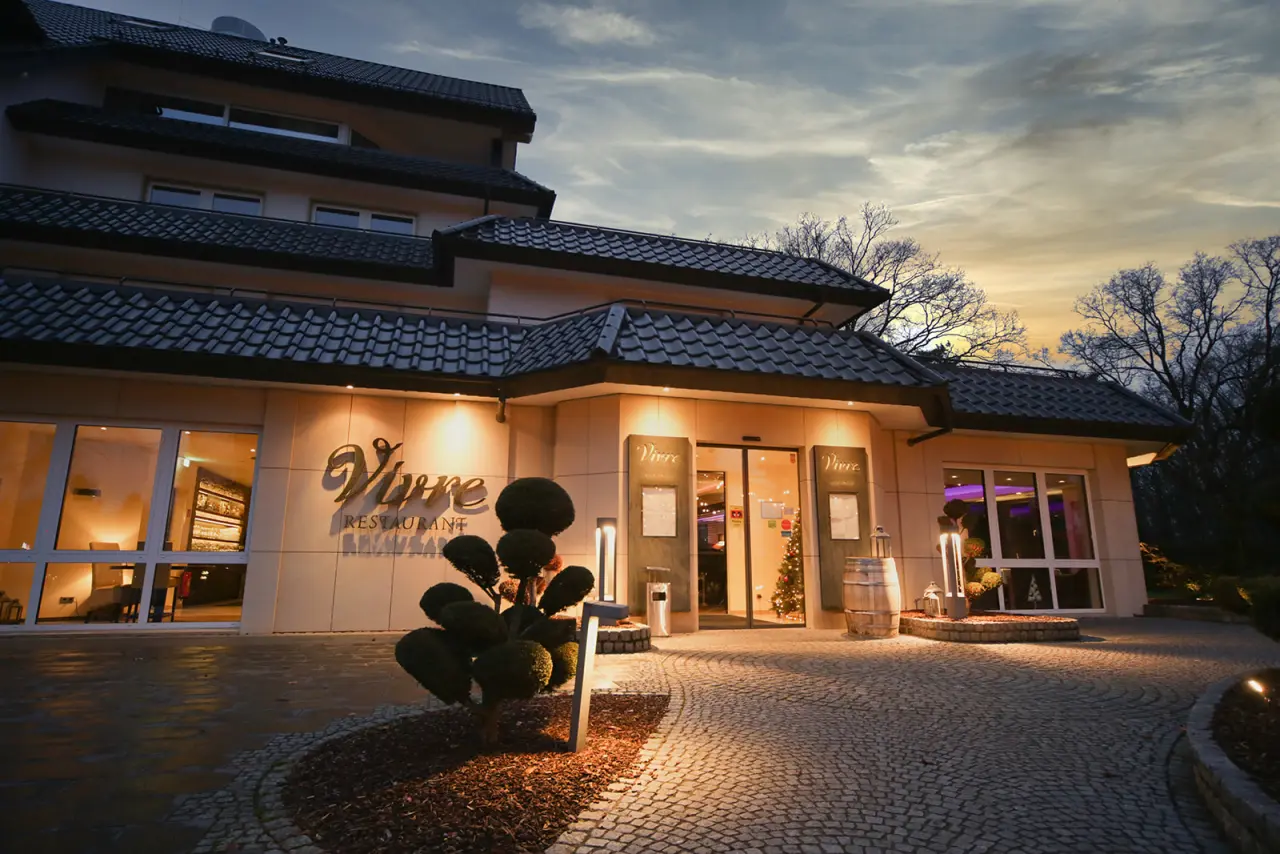l’Arrivée HOTEL & SPA in Dortmund – Beleuchteter Eingangsbereich am Abend | Wellnesshotel Ruhrgebiet