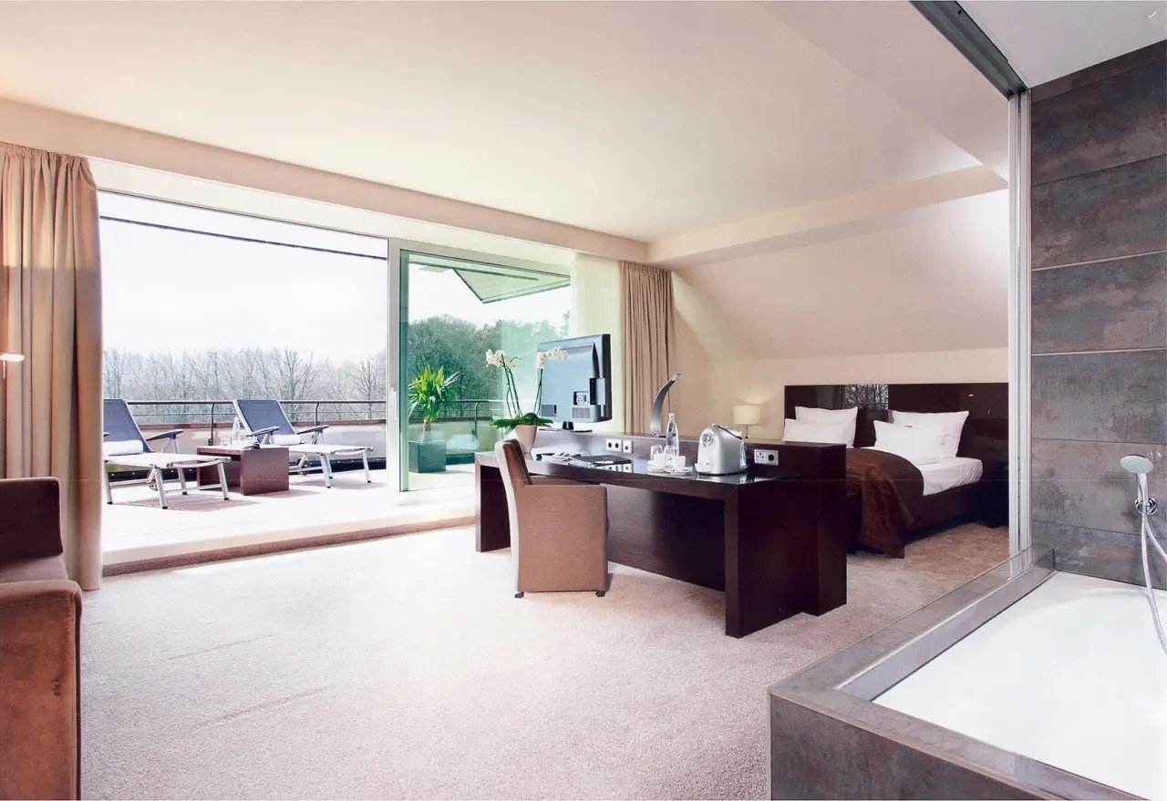 l’Arrivée HOTEL & SPA in Dortmund – Geräumige Suite mit Balkon und Badewanne | Wellnesshotel Ruhrgebiet