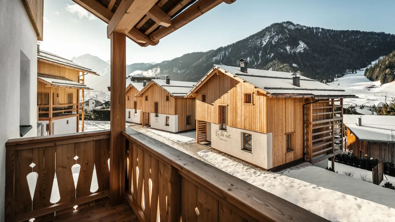 Liondes Chalets in Olang – Winterlandschaft mit verschneiten Chalets und Bergen | Wellnesshotel Südtirol