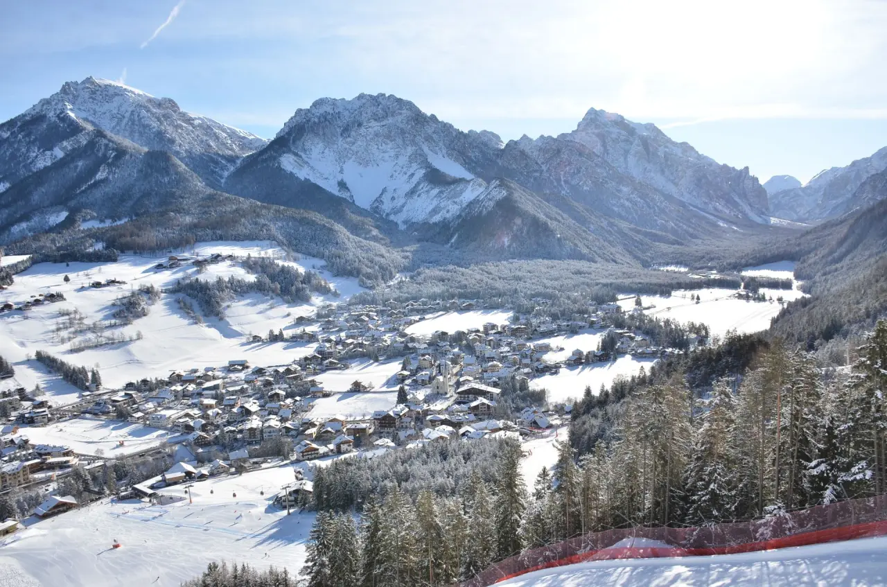 Liondes Chalets in Olang – Winterpanorama des verschneiten Dorfes mit Dolomiten | Wellnesshotel Dolomiten