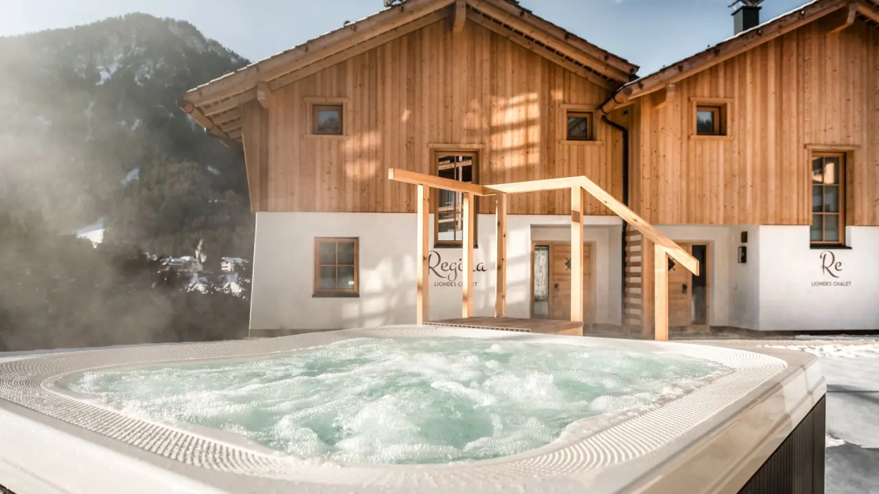 Liondes Chalets in Olang – Beheizter Outdoor-Whirlpool mit Bergblick im Winter | Wellnesshotel Südtirol