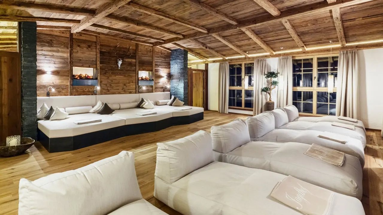 Relais & Châteaux Spa Hotel Jagdhof in Neustift im Stubaital – Geräumiger Spa-Ruheraum mit bequemen Liegen | Wellnesshotel Stubaital
