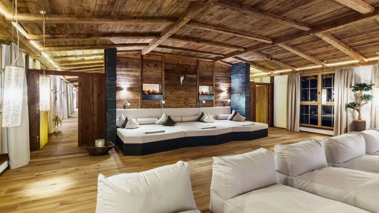Relais & Châteaux Spa Hotel Jagdhof in Neustift im Stubaital – Geräumiger Ruheraum mit bequemen Liegen | Wellnesshotel Stubaital