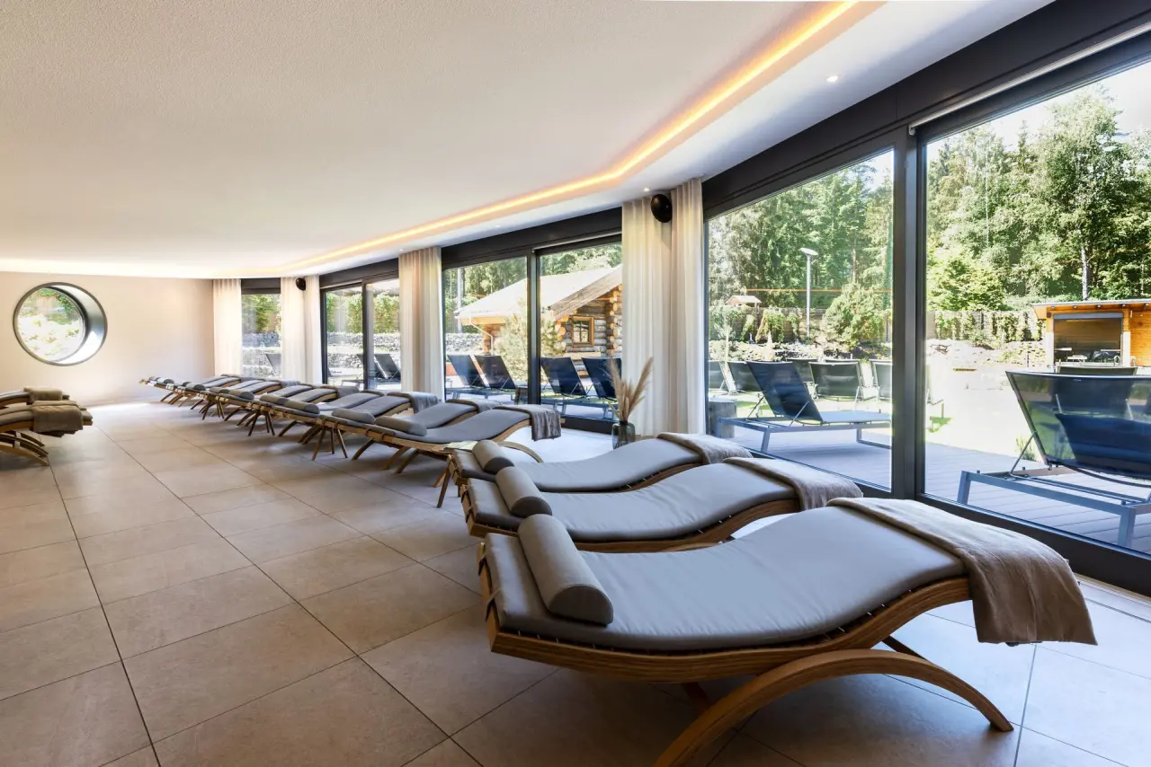 Hotel Heidegrund in Garrel – Heller Ruheraum mit vielen Liegen und Blick ins Grüne | Wellnesshotel Garrel