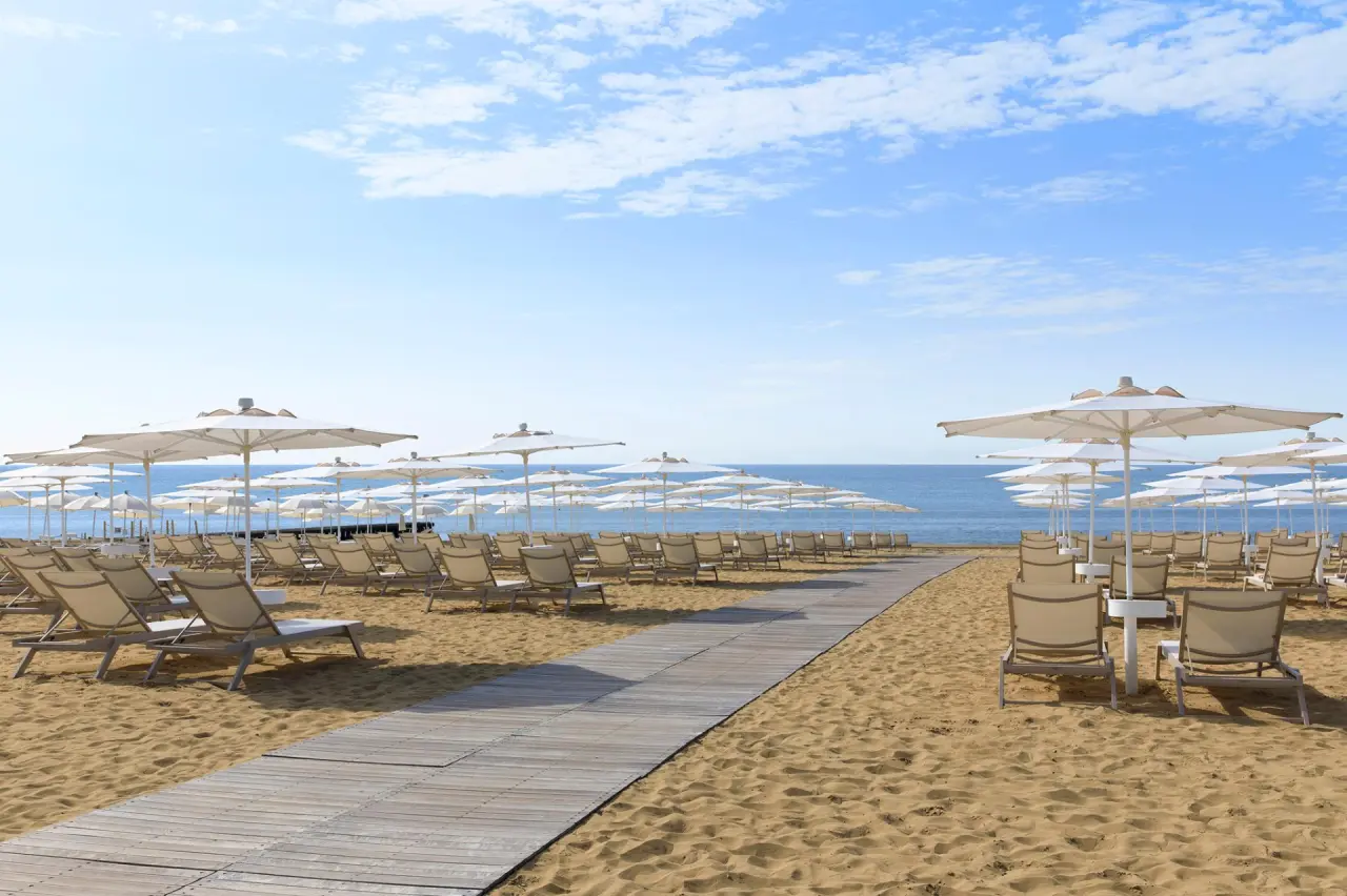 Almar Resort & Spa in Jesolo – Privater Strandbereich mit Liegen und Sonnenschirmen | Wellnesshotel Venetien