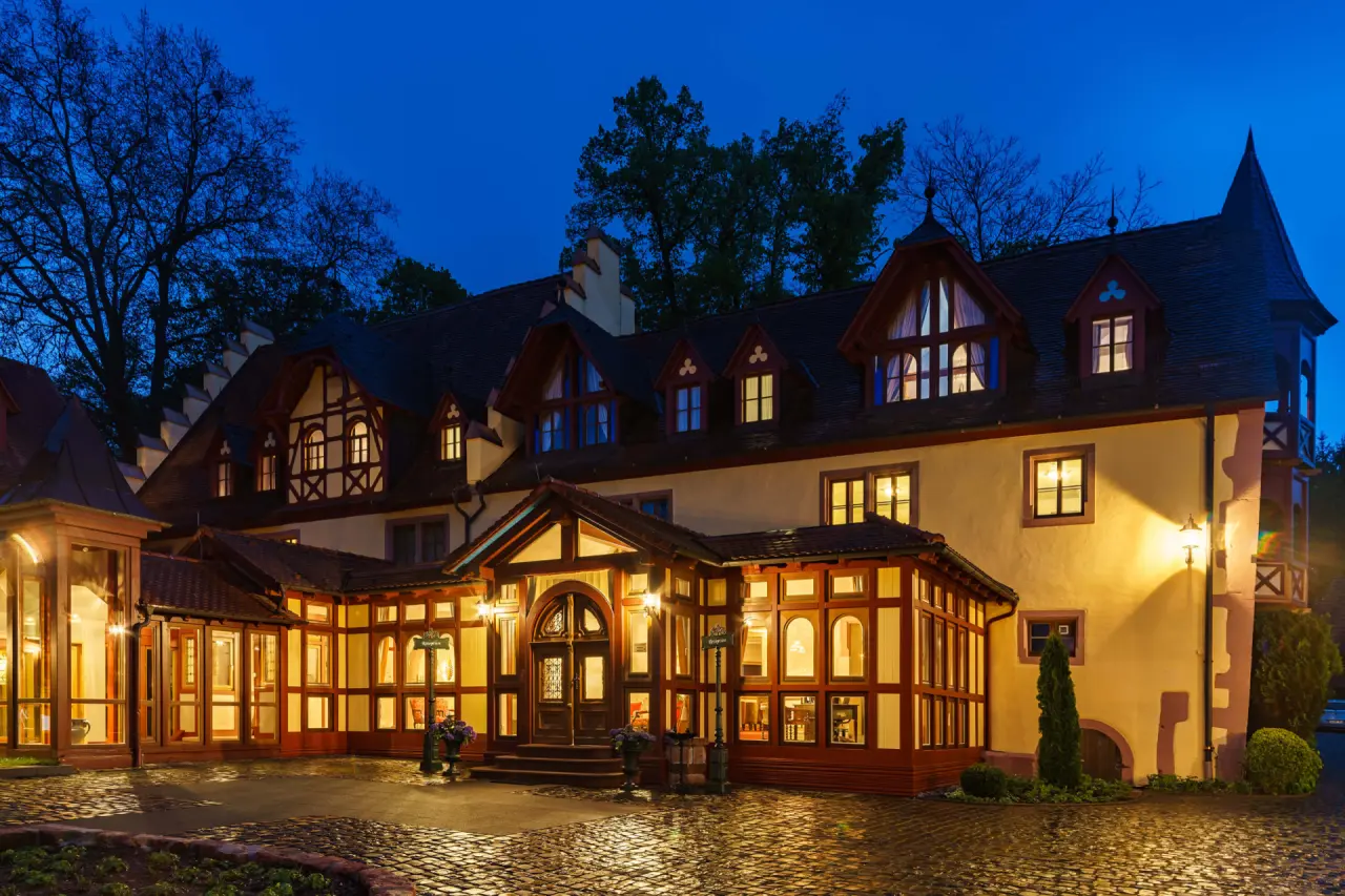 Schlosshotel Weyberhöfe in Niedernberg – Beleuchtete Außenansicht bei Nacht | Wellnesshotel Spessart