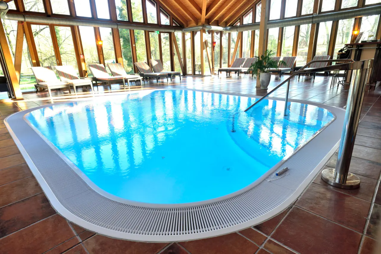 Schlosshotel Weyberhöfe in Sailauf – Heller Innenpool mit Liegebereich und Holzdach | Wellnesshotel Spessart