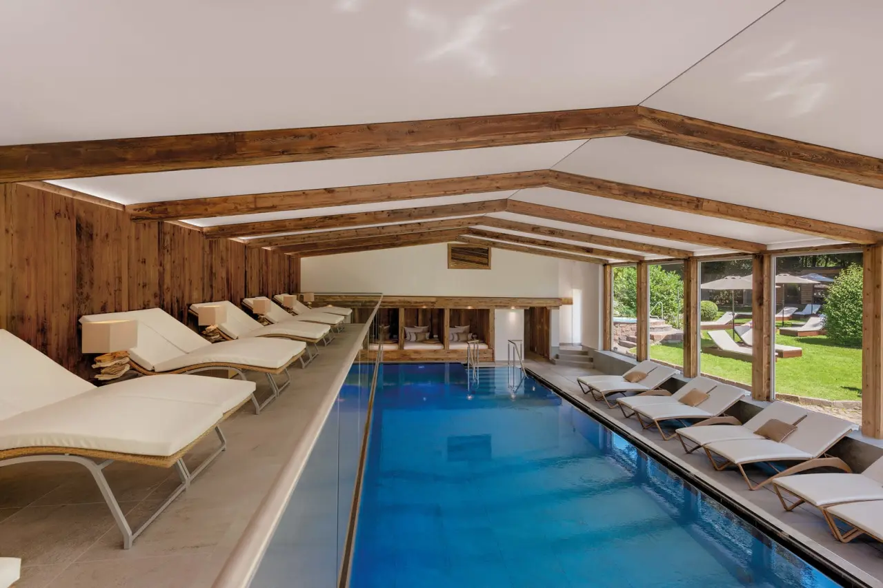 Wellnesshotel Adler Häusern in Häusern – Heller Innenpool mit Liegen und Blick ins Grüne | Wellnesshotel Schwarzwald