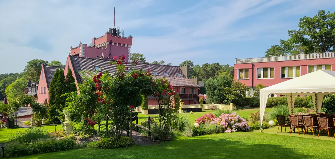 The Lakeside Burghotel zu Strausberg in Strausberg – Gartenanlage mit Burghotel | Wellnesshotel Brandenburg