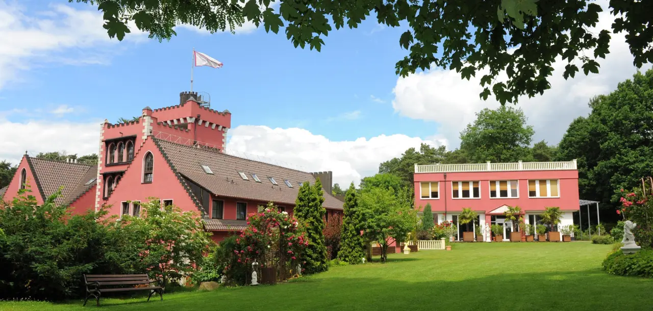 The Lakeside Burghotel zu Strausberg in Strausberg – Gartenansicht des Burghotels mit Grünflächen | Wellnesshotel Brandenburg