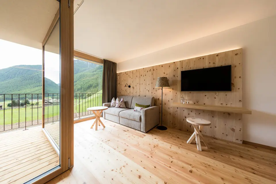 TONZHAUS in Senales – Geräumiges Wohnzimmer mit Sofa, TV und Bergblick-Balkon | Wellnesshotel Südtirol