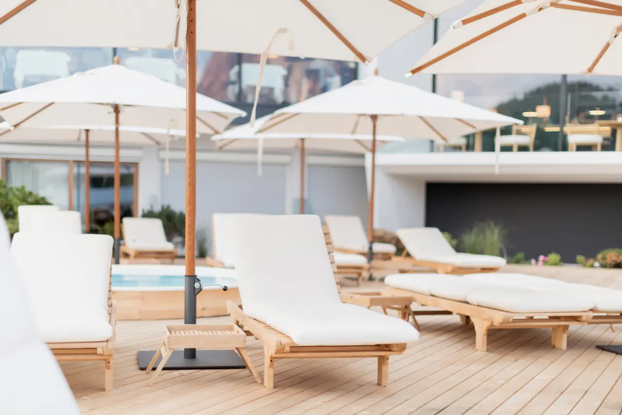 Schgaguler Hotel in Kastelruth – Entspannungsbereich mit Sonnenliegen und Whirlpool | Wellnesshotel Südtirol