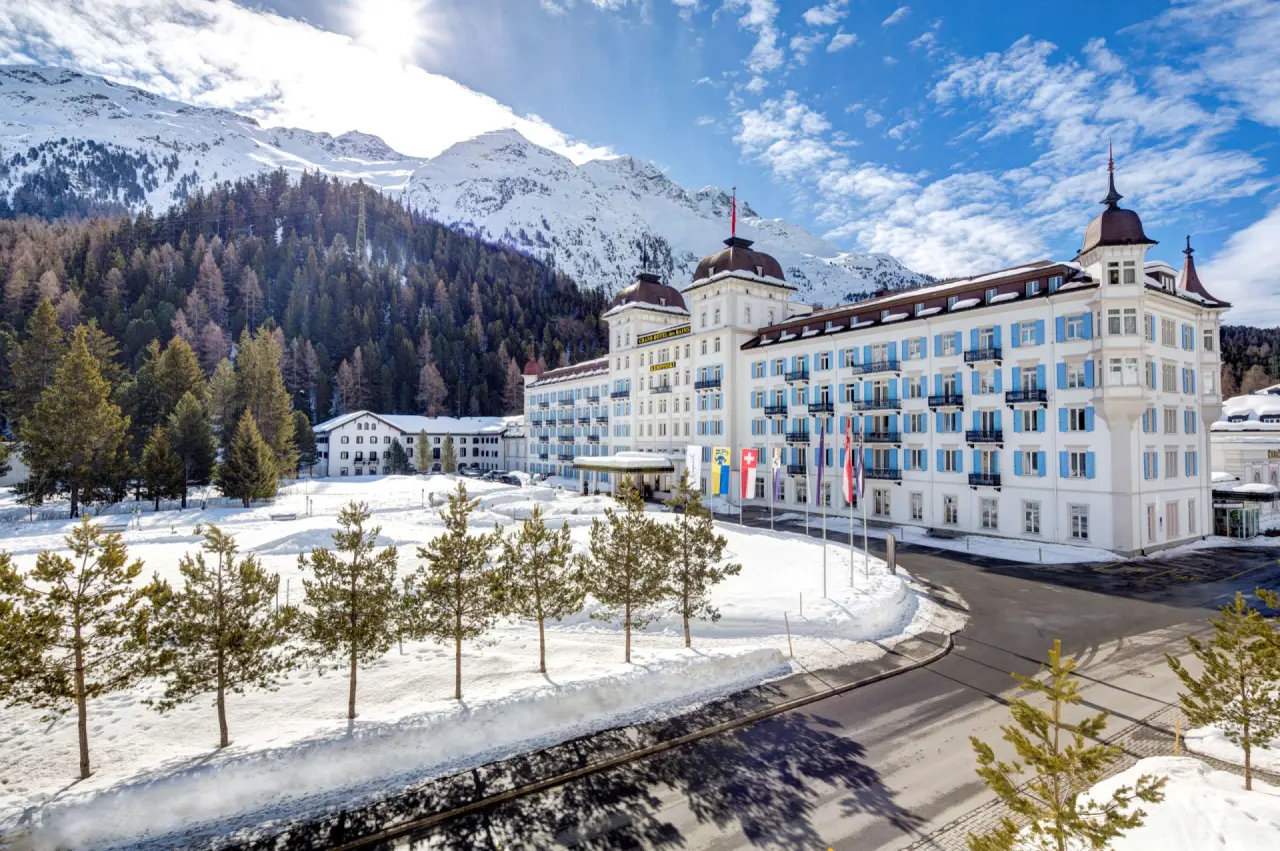 Grand Hotel Des Bains Kempinski St. Moritz in St. Moritz – Hotel mit verschneiten Bergen im Winter | Wellnesshotel Engadin