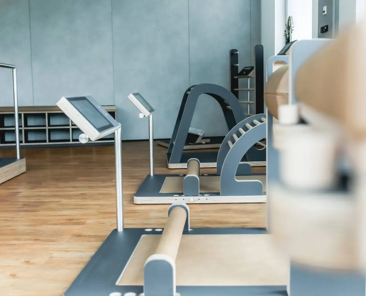 Hotel am Vitalpark in Heilbad Heiligenstadt – Moderner Fitnessbereich mit Holzgeräten | Wellnesshotel Thüringen