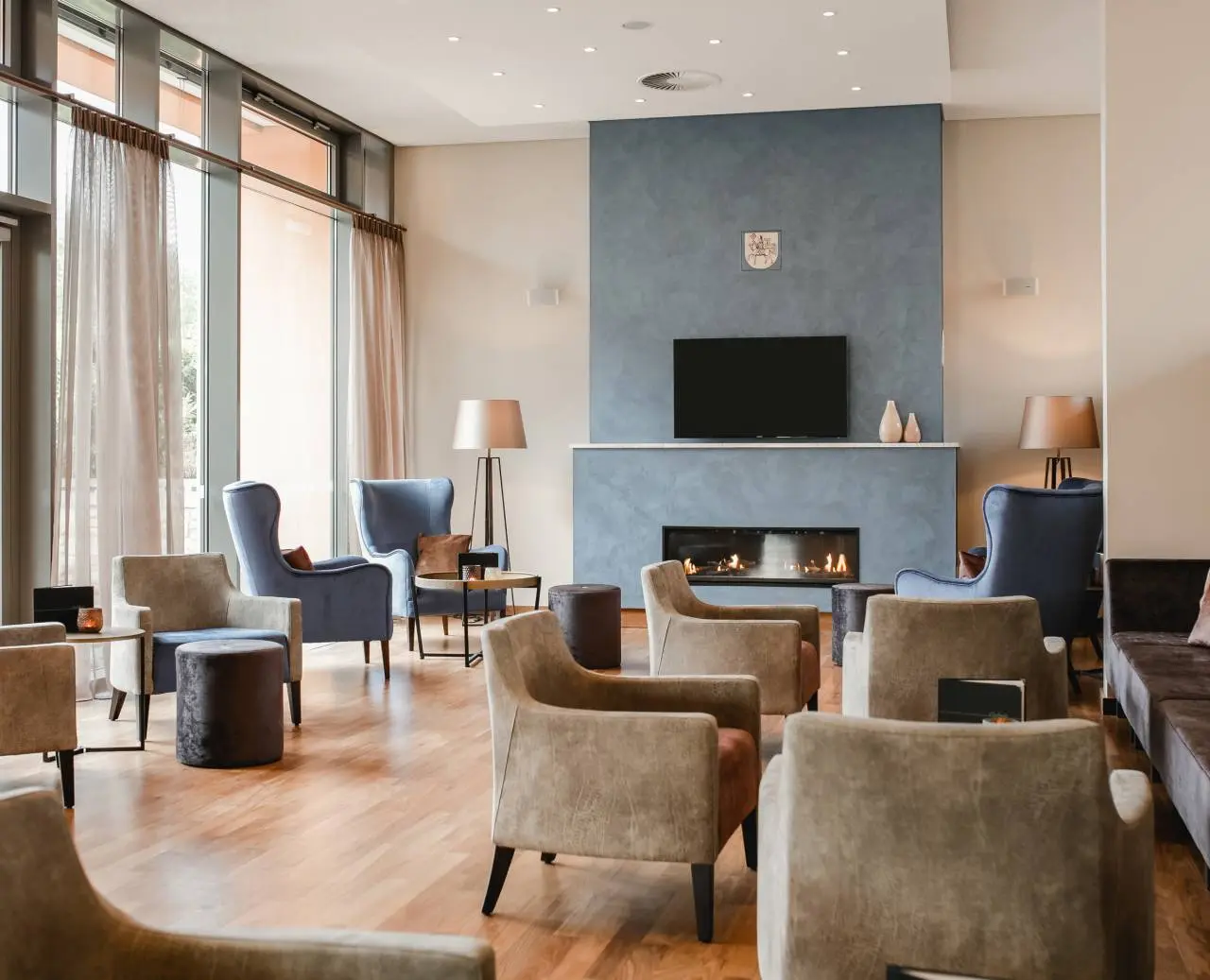 Hotel am Vitalpark in Heilbad Heiligenstadt – Gemütliche Hotellounge mit Kamin | Wellnesshotel Thüringen