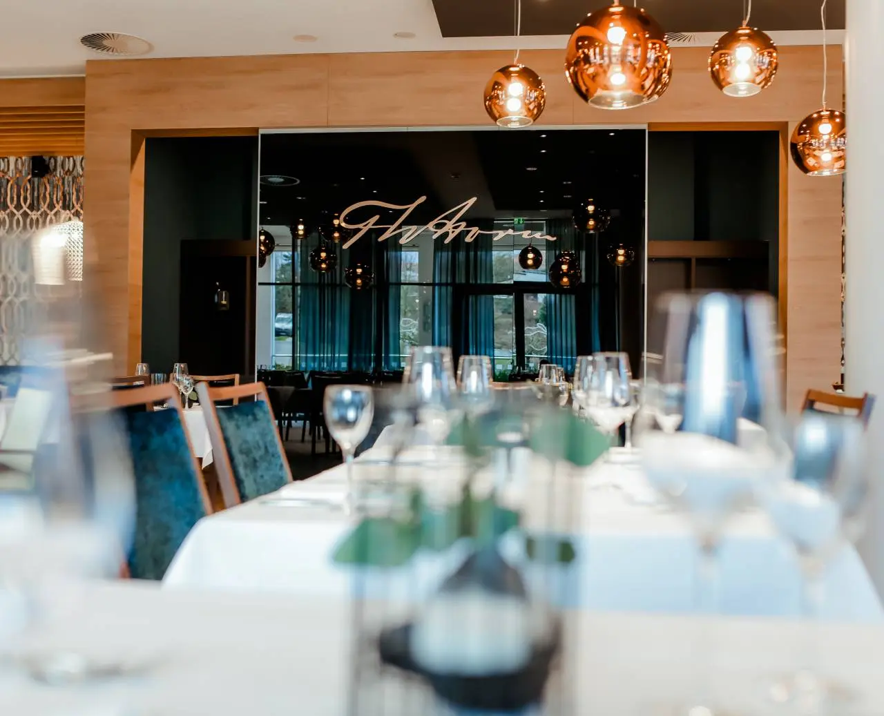 Hotel am Vitalpark in Heilbad Heiligenstadt – Elegantes Restaurant mit festlich gedeckten Tischen | Wellnesshotel Thüringen