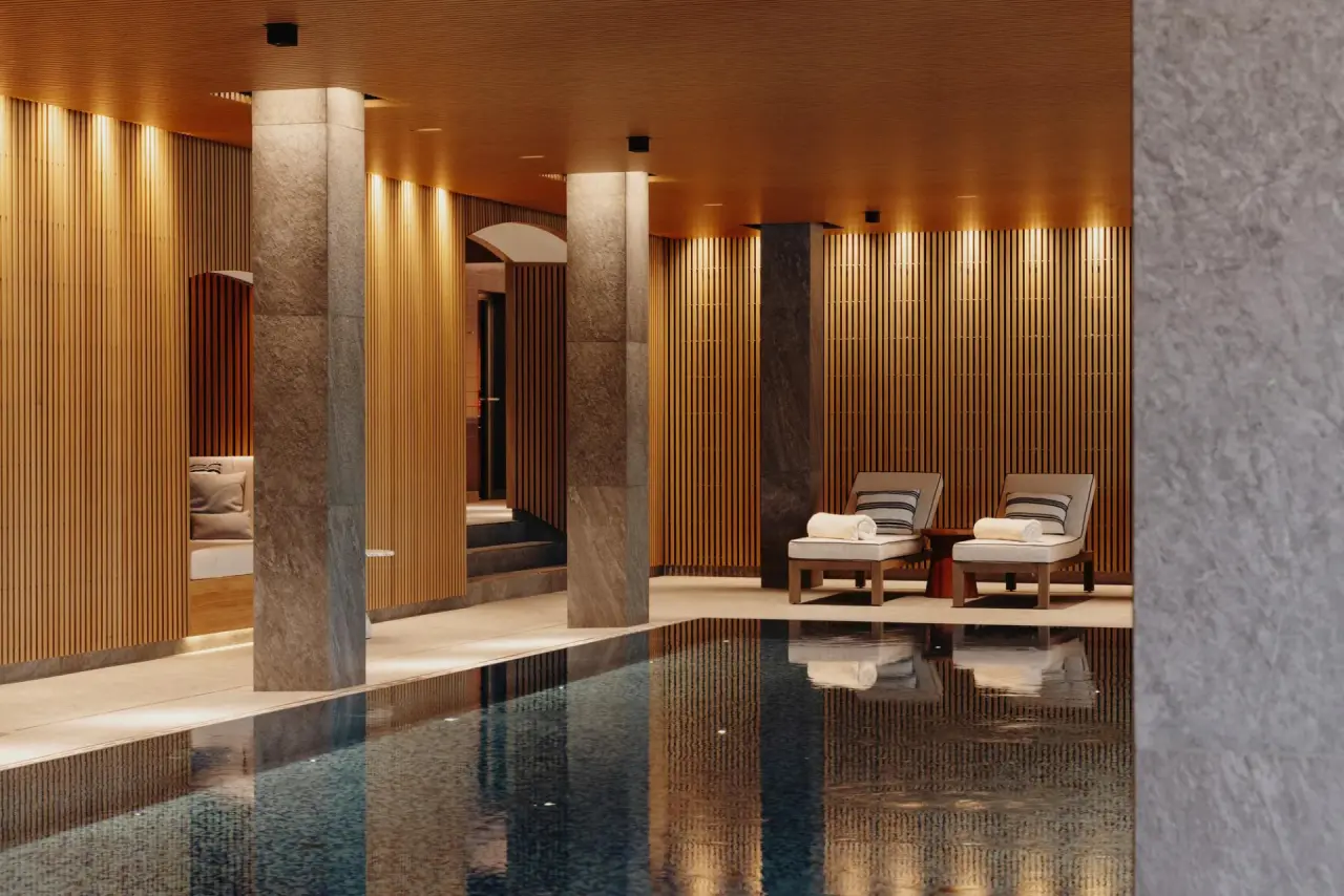 Schloss Fuschl in Hof bei Salzburg – Luxuriöser Innenpoolbereich mit Holzverkleidung und Liegestühlen | Wellnesshotel Salzkammergut