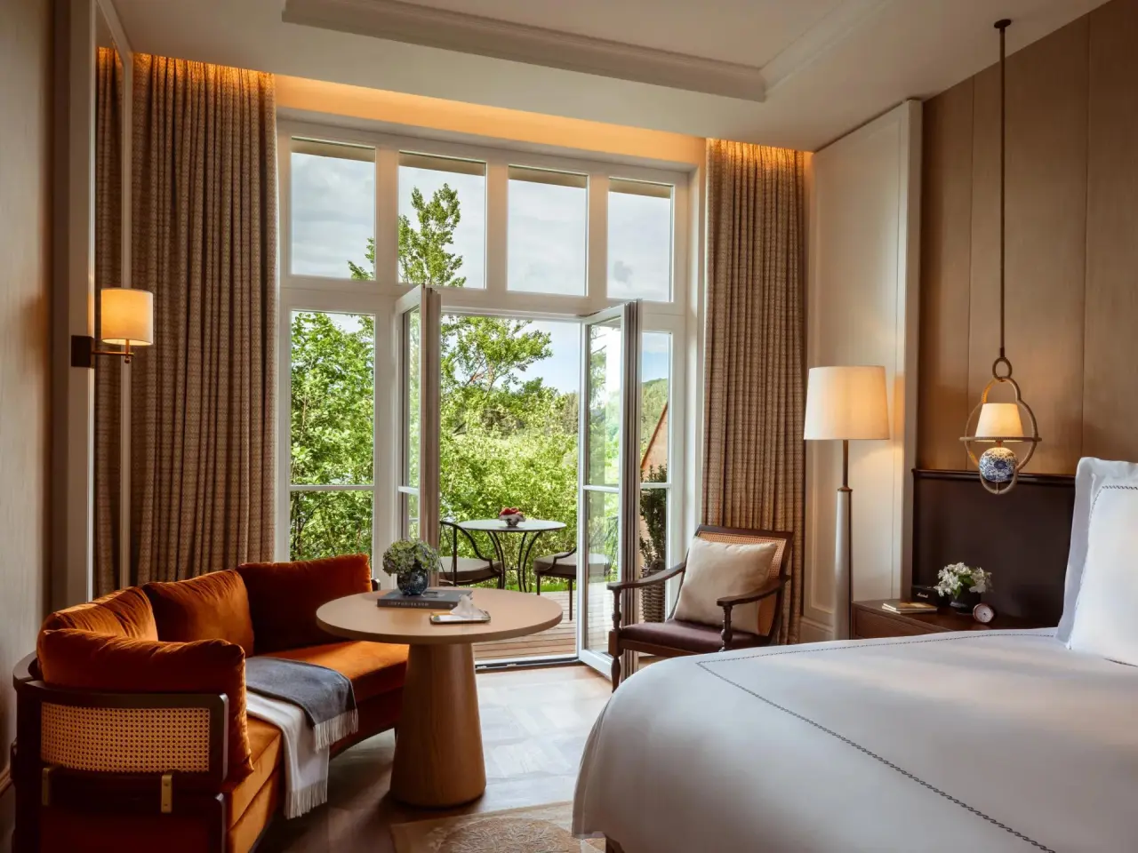 Schloss Fuschl in Hof bei Salzburg – Elegantes Hotelzimmer mit Balkon und Blick ins Grüne | Wellnesshotel Salzburger Land