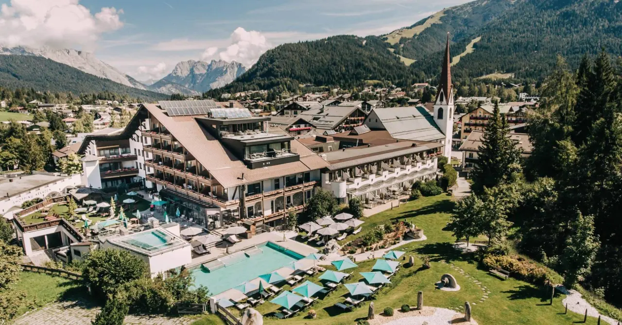 Hotel Kosterbräu in Seefeld – Luftaufnahme des Hotels mit Außenpool und Bergpanorama | Wellnesshotel Tirol