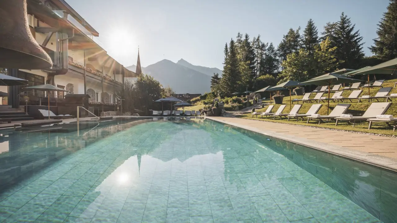 Hotel Kosterbräu in Seefeld – Großzügiger Außenpool mit Liegewiese und Bergblick | Wellnesshotel Tirol