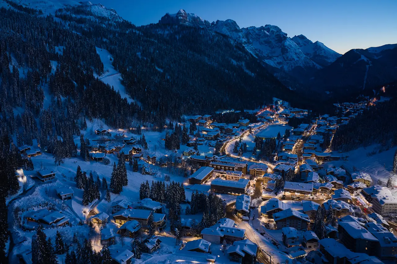 Rosengarten Dolomiti Spa Hotel in Madonna di Campiglio – Winterliche Ortsansicht bei Nacht | Wellnesshotel Dolomiten
