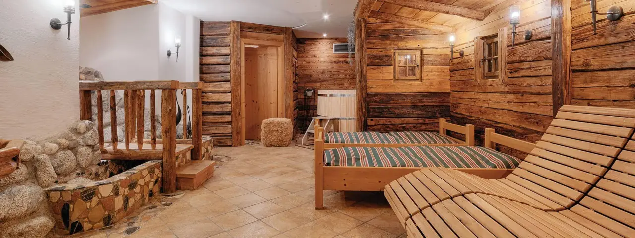 Rosengarten Dolomiti Spa Hotel in Madonna di Campiglio – Rustikaler Ruheraum im Spa-Bereich | Wellnesshotel Dolomiten
