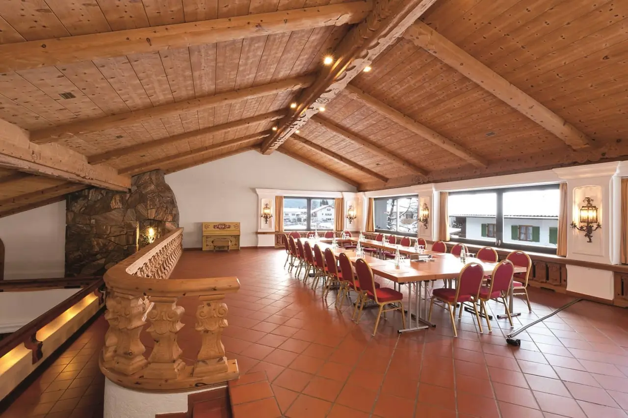 Parkhotel Wallgau in Wallgau – Geräumiger Konferenzraum mit Holzbalkendecke | Wellnesshotel Alpenregion