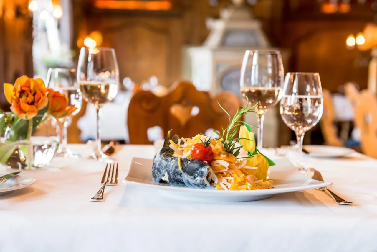 Parkhotel Wallgau in Wallgau – Exquisit angerichteter Fisch auf einem Restauranttisch | Wellnesshotel Alpenregion