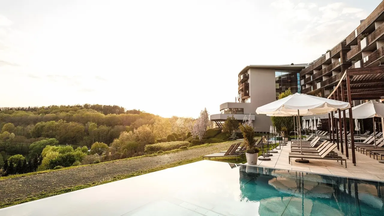 Falkensteiner Balance Resort Stegersbach in Stegersbach – Infinity-Pool mit Blick ins Grüne | Wellnesshotel Burgenland