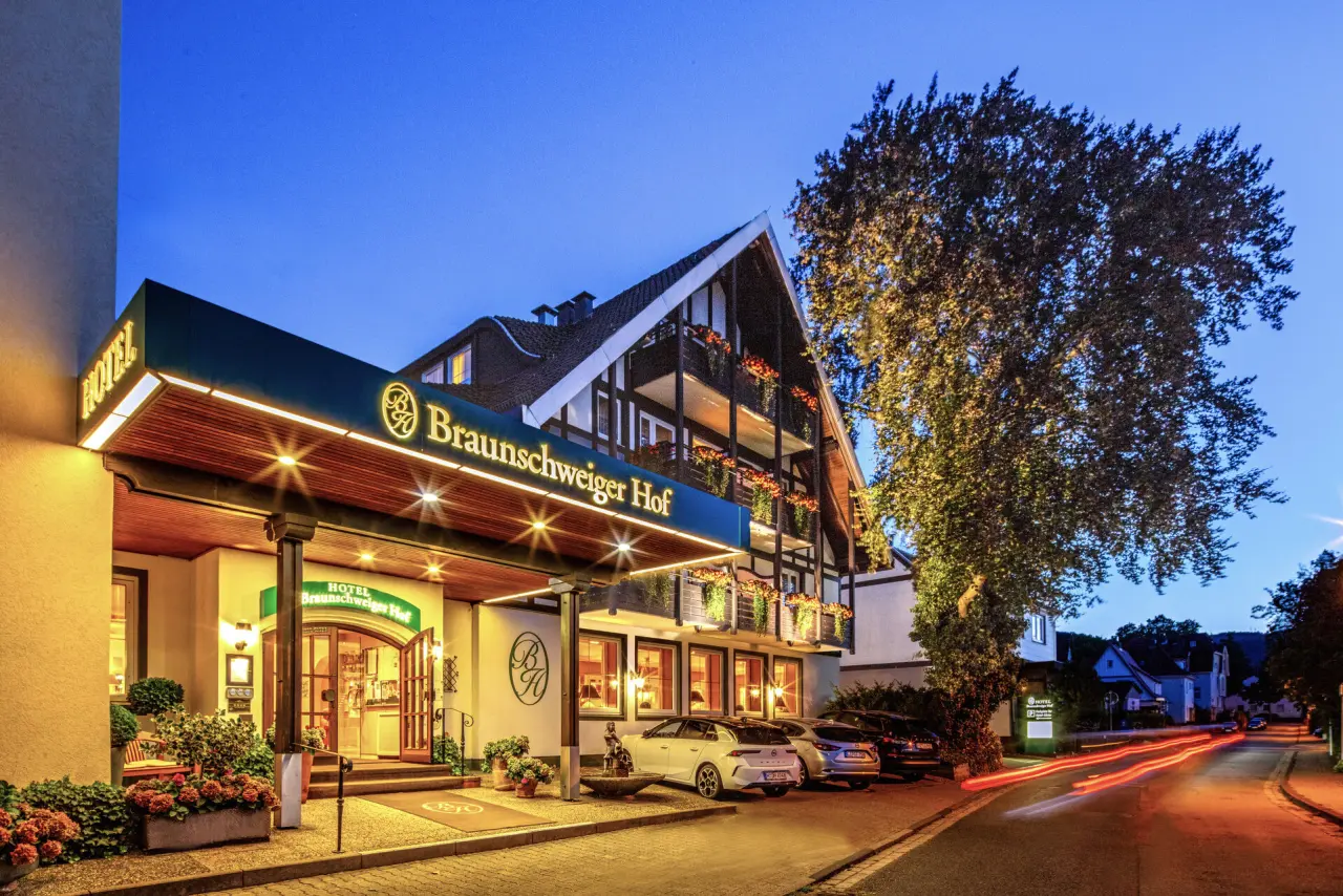 Hotel Braunschweiger Hof in Bad Harzburg – Beleuchtete Hotelfassade bei Nacht | Wellnesshotel Harz