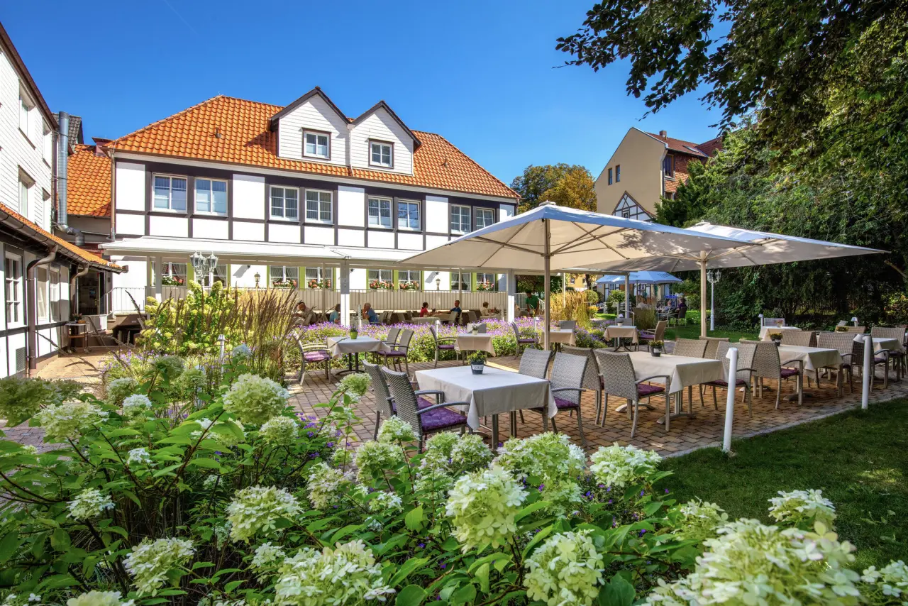 Hotel Braunschweiger Hof in Bad Harzburg – Grüne Gartenterrasse mit Sitzgelegenheiten | Wellnesshotel Harz
