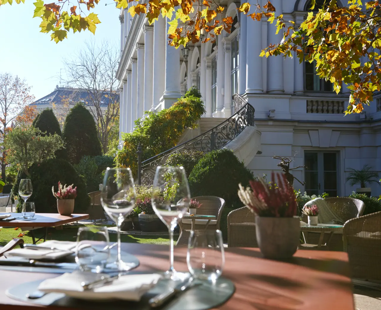 Palais Coburg Residenz in Wien – Idyllische Gartenterrasse mit gedeckten Tischen | Wellnesshotel Wien