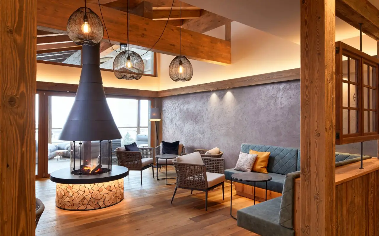 Hotel Wöscherhof in Uderns – Gemütliche Lobby mit modernem Kamin und Sitzbereichen | Wellnesshotel Zillertal