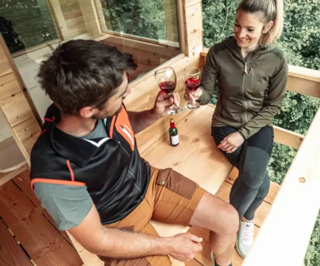 Böhmhof - Wellness- und Vitalhotel in Bodenmais – Paar genießt Wein in einem Baumhaus | Wellnesshotel Bayerischer Wald
