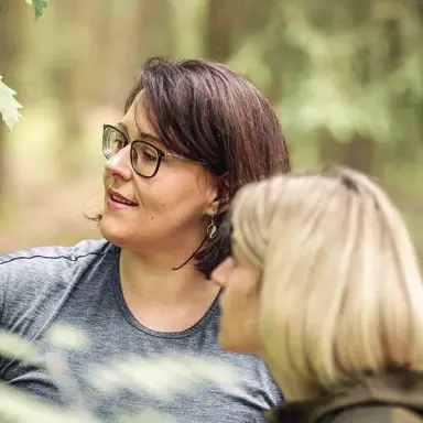 Böhmhof - Wellness- und Vitalhotel in Bodenmais – Frauen bei einer Naturwanderung | Wellnesshotel Bayerischer Wald