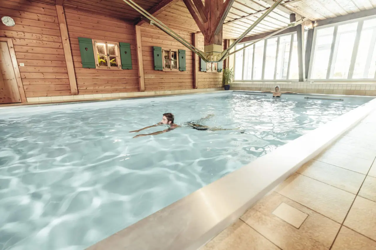 Böhmhof - Wellness- und Vitalhotel in Bodenmais – Helles Hallenbad mit Holzarchitektur | Wellnesshotel Bayerischer Wald