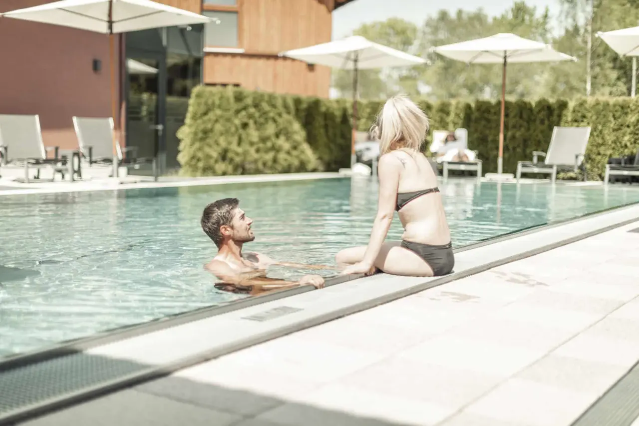 Böhmhof - Wellness- und Vitalhotel in Bodenmais – Paar entspannt am Außenpool | Wellnesshotel Bayerischer Wald