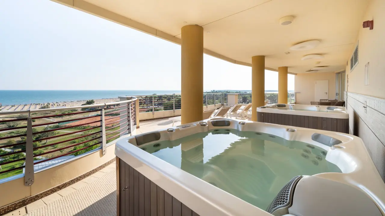 Laguna Park Hotel in Jesolo – Heller Spa-Ruhebereich mit großen Fenstern | Wellnesshotel Venetien