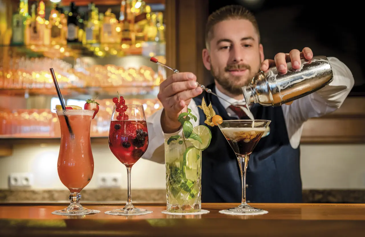 Wellness & SPA Resort Mooshof in Bodenmais – Barkeeper mixt frische Cocktails an der Bar | Wellnesshotel Bayerischer Wald