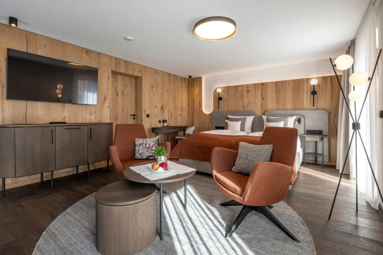 Wellness & SPA Resort Mooshof in Bodenmais – Modernes Doppelzimmer mit Sitzbereich | Wellnesshotel Bayerischer Wald