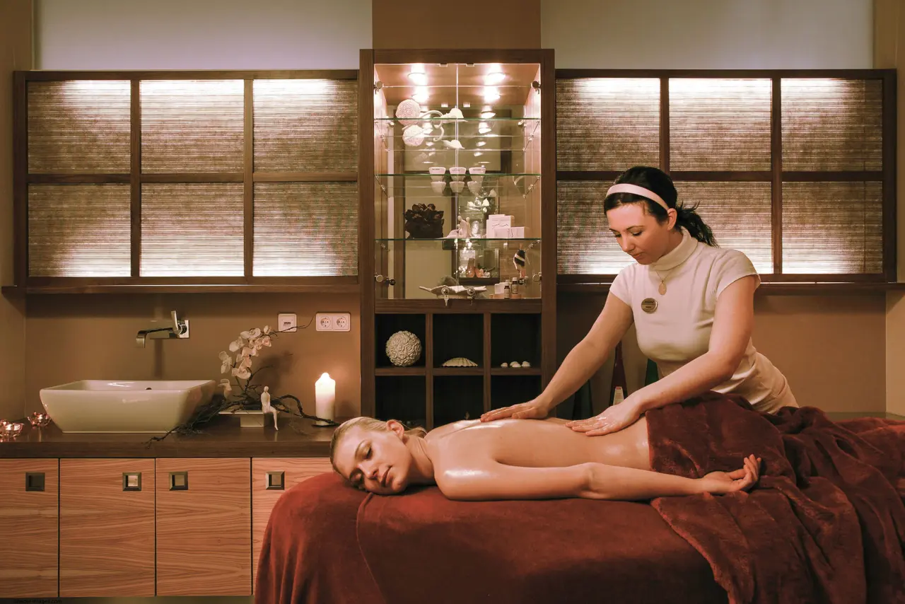 Wellness & SPA Resort Mooshof in Bodenmais – Entspannende Rückenmassage im Spa-Bereich | Wellnesshotel Bayerischer Wald
